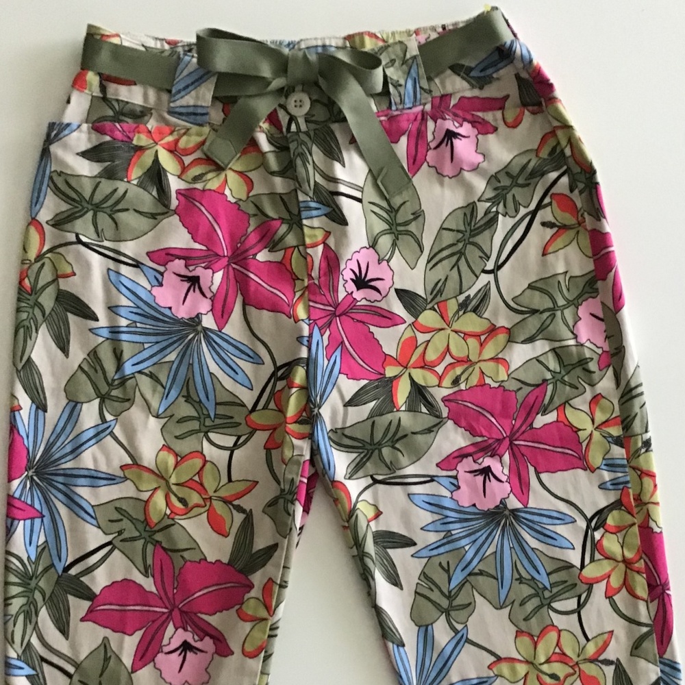 Stretch White Stag Floral Print Capris